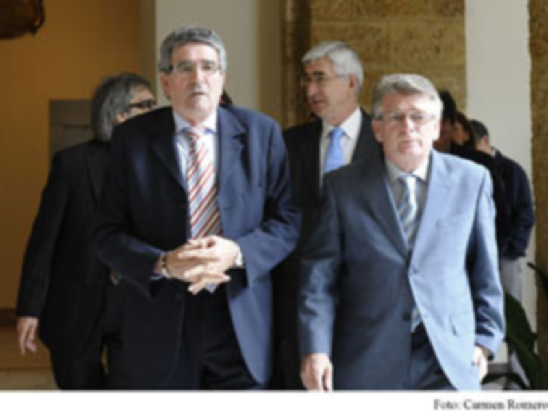 Pizarro anuncia en Cádiz una nueva etapa de acercamiento desde la Junta al mundo local