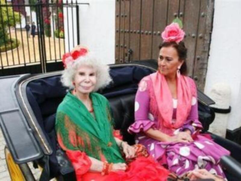 La Duquesa de Alba se viste de flamenca en la Feria de Abril