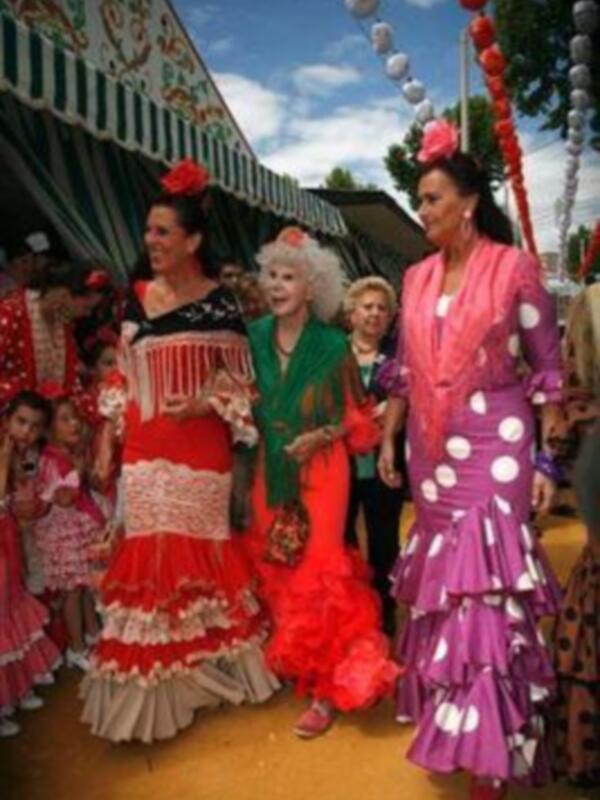 La Duquesa de Alba pasea por la Feria vestida de flamenca acompañada de Carmen Tello