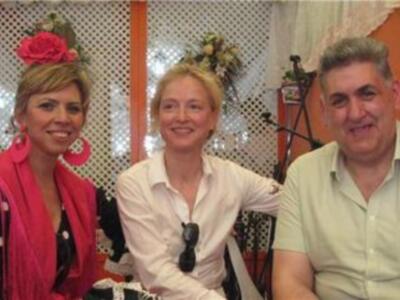 Los periodistas Marina Bernal, Miguel Gallardo y la pintora Uta Geub en la Feria de Abril