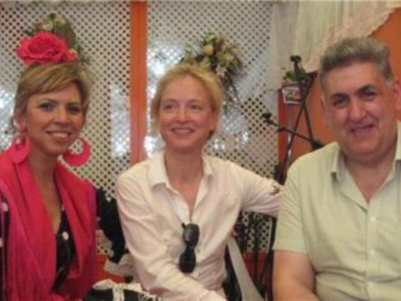 Los periodistas Marina Bernal, Miguel Gallardo y la pintora Uta Geub en la Feria de Abril