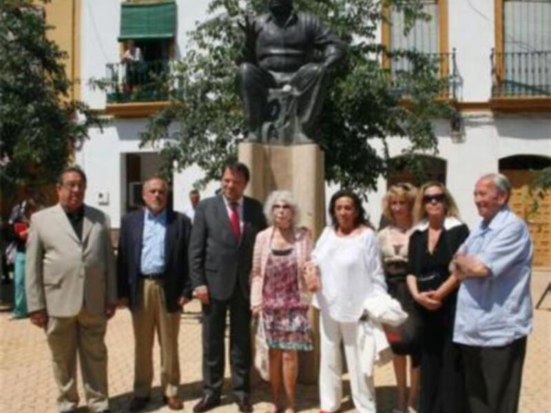 La Duquesa de Alba presidió la inauguración de una estatua homenaje a Manolo Caracol en su centenario junto a su familia