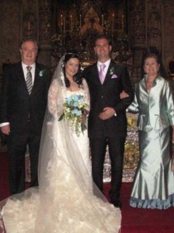 El abogado sevillano Manuel Florencio Fernández Colchero contrajo matrimonio en la catedral de Sevilla con Belen Caro Piño    