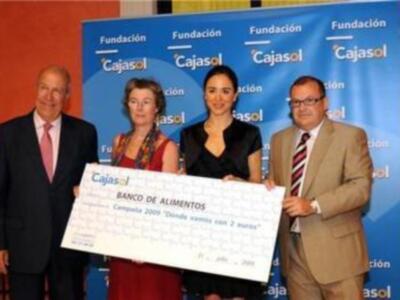 Cajasol entrega la recaudación de su campaña ¿Dónde vamos con 2 euros? al Banco de Alimentos de Sevilla