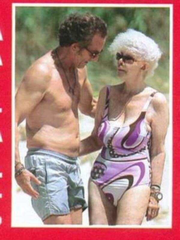 El tipazo de la Duquesa de Alba en bañador durante una escapada a la playa con Alfonso Díez