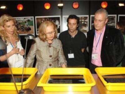 "34 miradas contra el olvido" se exhiben en una cámara oscura instalada en el parlamento de Andalucía