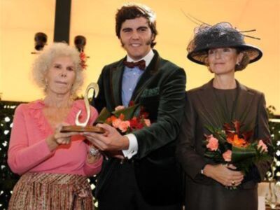 La Duquesa de Alba,feliz, recibió el Premio Escaparate de Sevilla 2009 por su labor cultural 