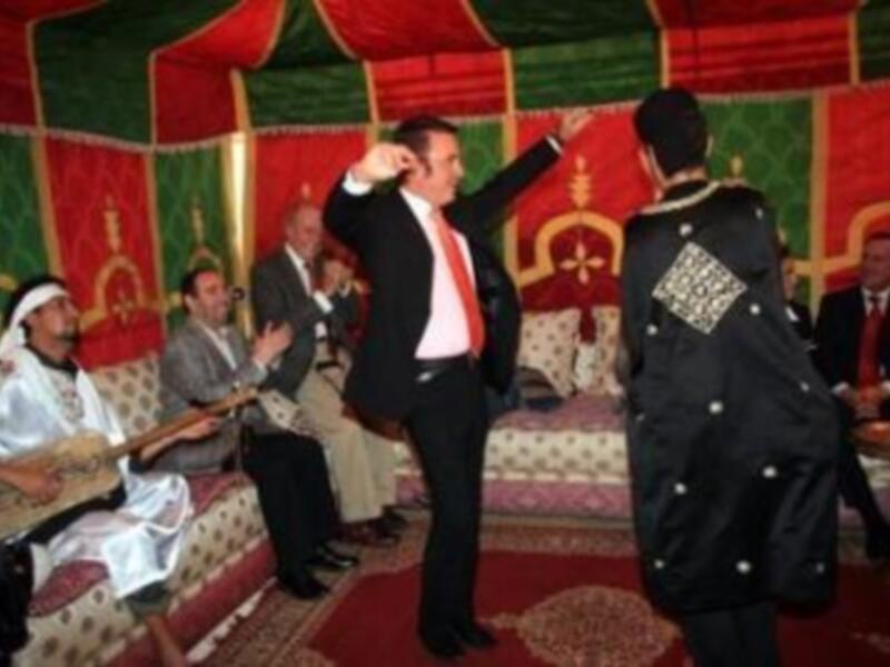 La Duquesa de Alba y el torero Ortega Cano recibieron un premio en SICAB y disfrutaron de una fiesta marroquí