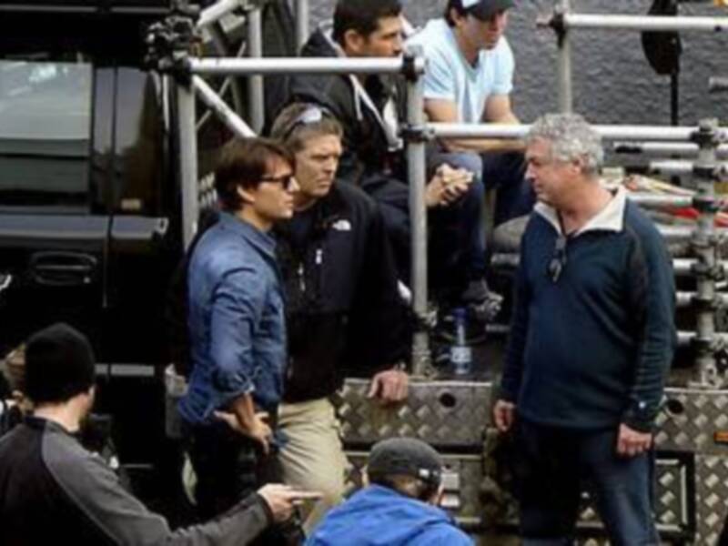 Tom Cruise comparte devoción con los sevillanos durante una procesión 