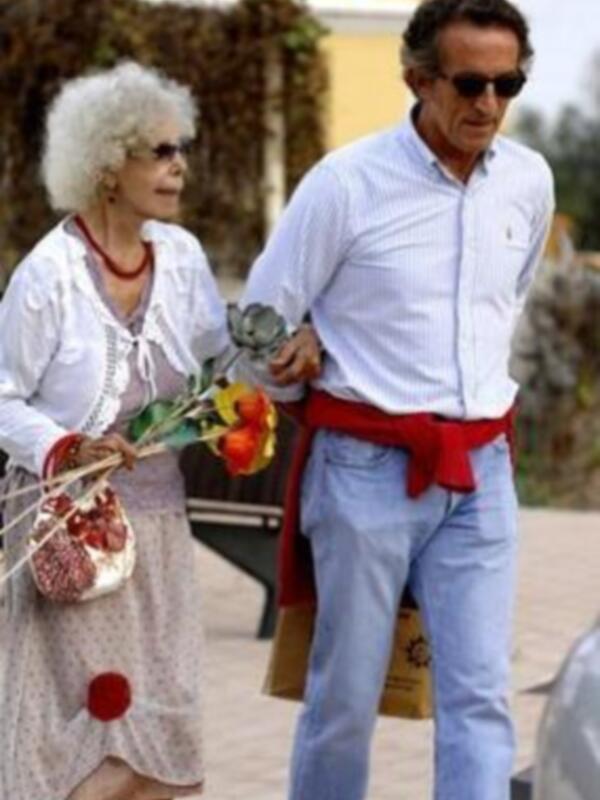 La Duquesa de Alba se escapa con su novio a París 