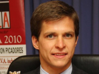  El Juli recogió en el colegio de enfermería de Sevilla el IX Trofeo Virgen de los Reyes