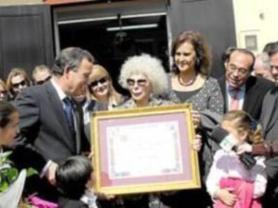 La duquesa de Alba recibe una placa de manos del alcalde, Juan Wic, en presencia de Curro Romero. 