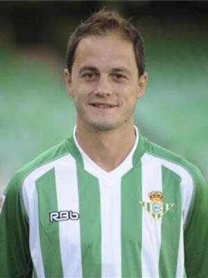 Un mes de baja para el defensa bético, Nano