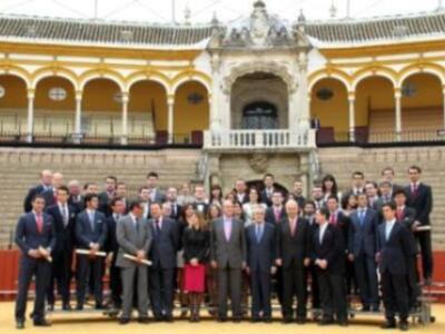 La Duquesa de Alba firme, ante el Rey en Sevilla: Es mentira, ni me caso ni he cambiado mi testamento