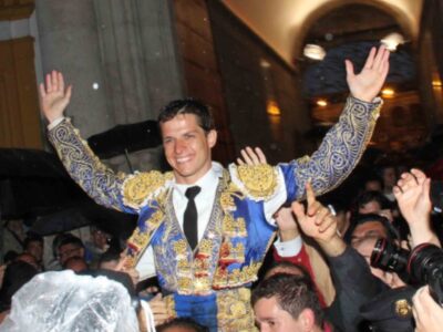 El Juli abre la Puerta del Principe en Sevilla  y corta cinco orejas 