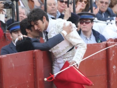 Cayetano Rivera se presenta en Sevilla con el apoyo de su novia Eva y su hermano Francisco