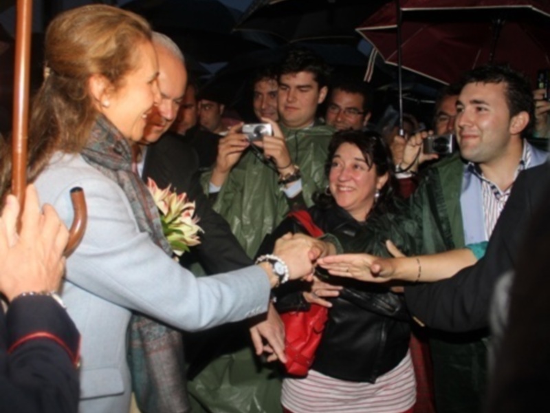 La Infanta Elena recibe múltiples muestras de cariño en Sevilla