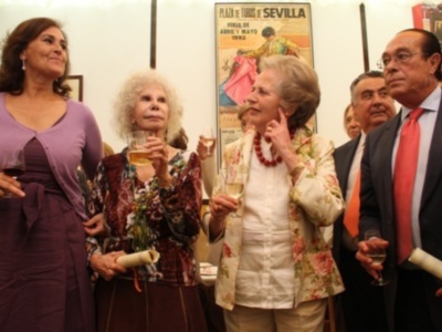 La Duquesa de Alba, la primera en pisar la Feria de Abril con Curro Romero y Carmen Tello