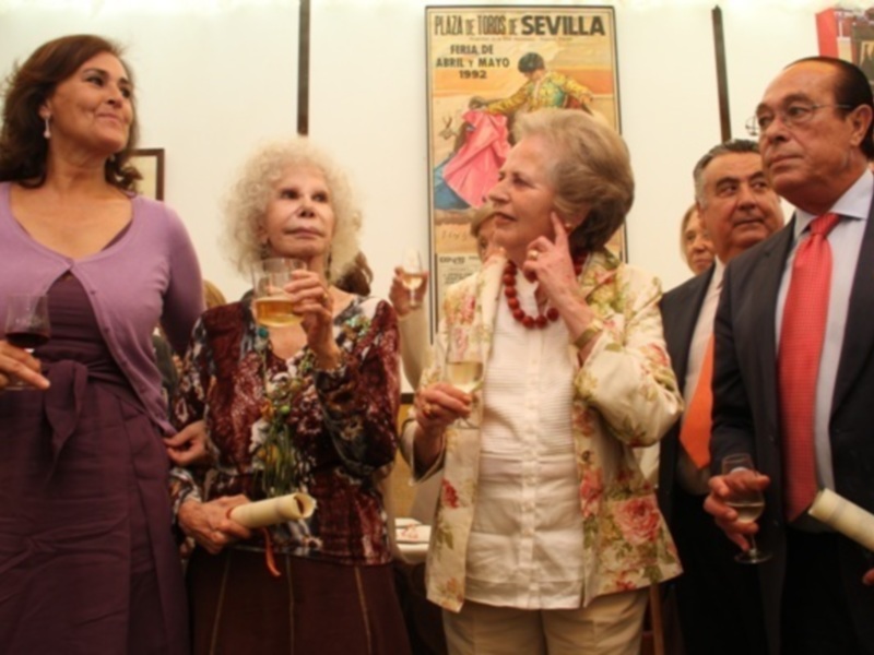 La Duquesa de Alba, la primera en pisar la Feria de Abril con Curro Romero y Carmen Tello