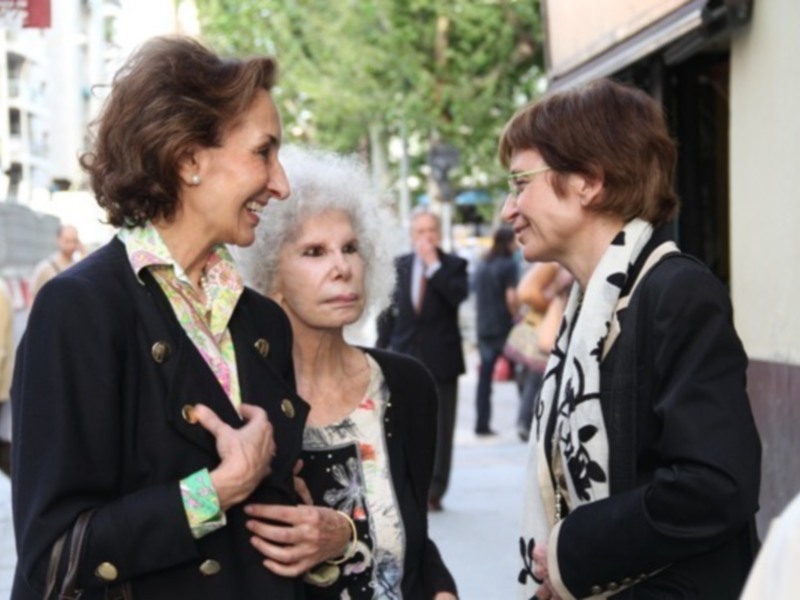 La Duquesa de Alba acompañada de Ana Abascal en la misa por Guillermo Luca de Tena en Sevilla