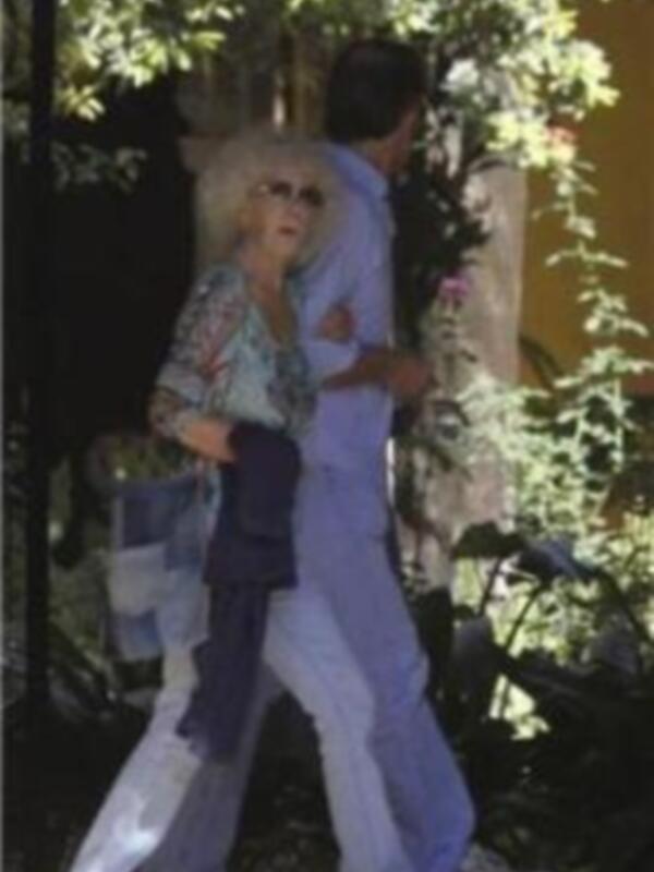 La Duquesa de Alba y Alfonso Díez asisten a la boda de José Márquez y González de Gregorio y Edina Zichy Sánchez-Arjona