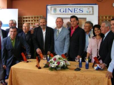 El grupo Amigos de Gines recibió el homenaje de su pueblo por sus 40 años cantando