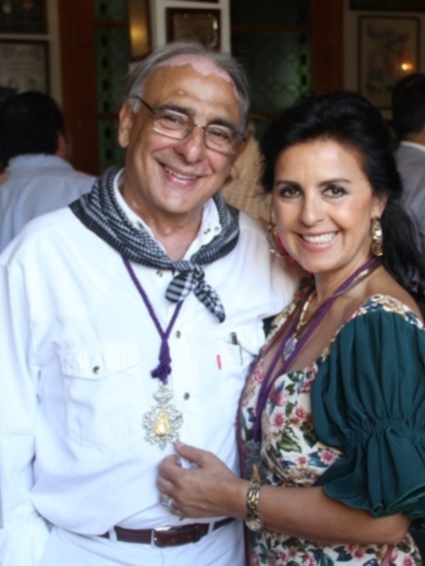 María José  Santiago, en el Rocío, bailando por sevillanas 