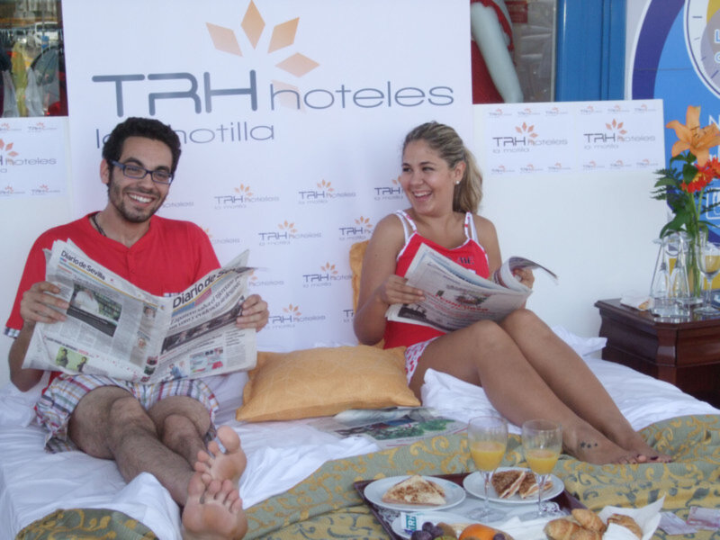 El Hotel TRH La Motilla sorprende a la ciudad de Dos Hermanas con una original acción de Street Marketing