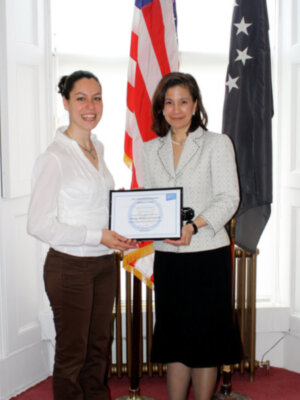 La alumna de la UPO Elena Vázquez, Premio al Mejor Ensayo en Escritura Crítica otorgado por la Embajada de EE. UU. en Gran Bretaña