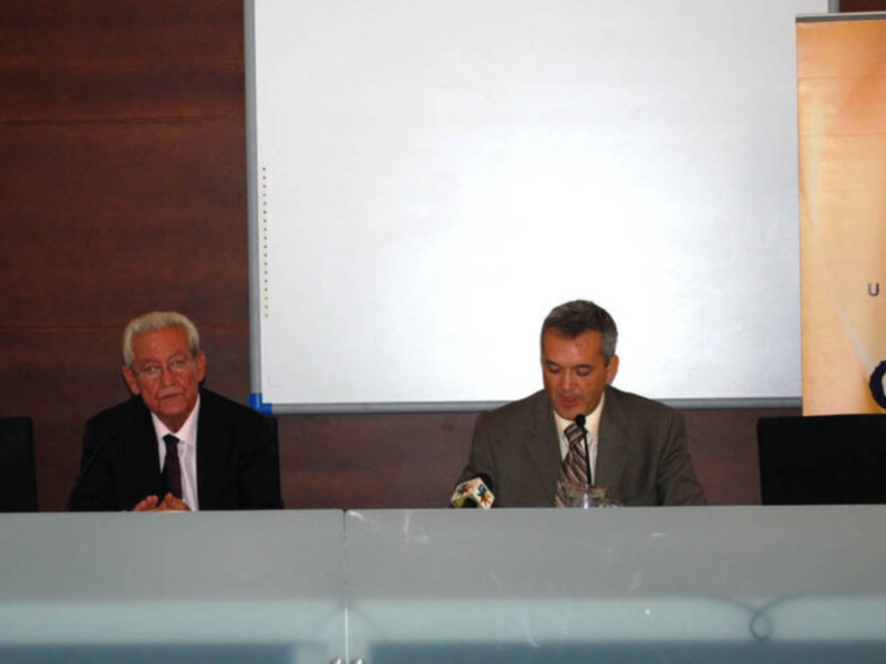 El ex presidente de la Junta y el rector de la Universidad Pablo de Olavide Juan Jiménez inauguran el primer curso académico de la Escuela de Alta Gestión Pública de Andalucía