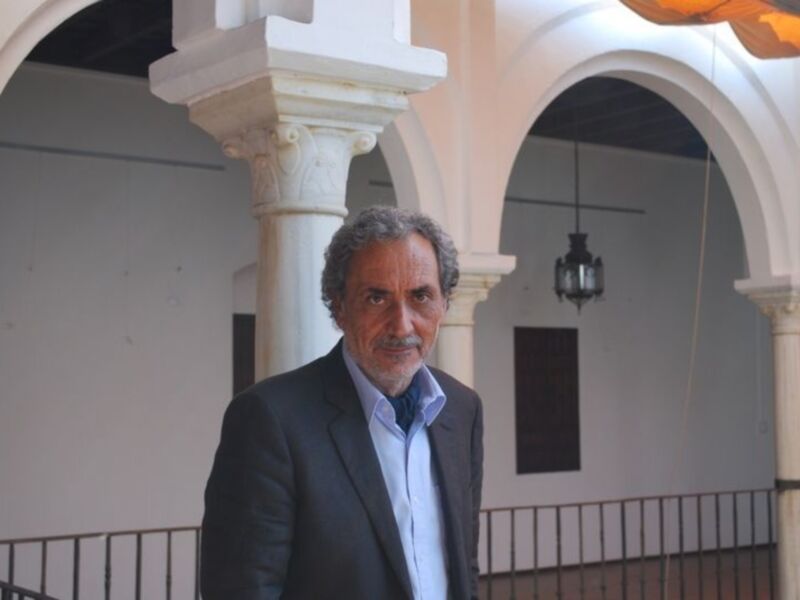 El Defensor del Pueblo Andaluz afirma que los gobernantes son unos monigotes en manos del sistema neoliberal en los cursos de verano de Olavide en Carmona