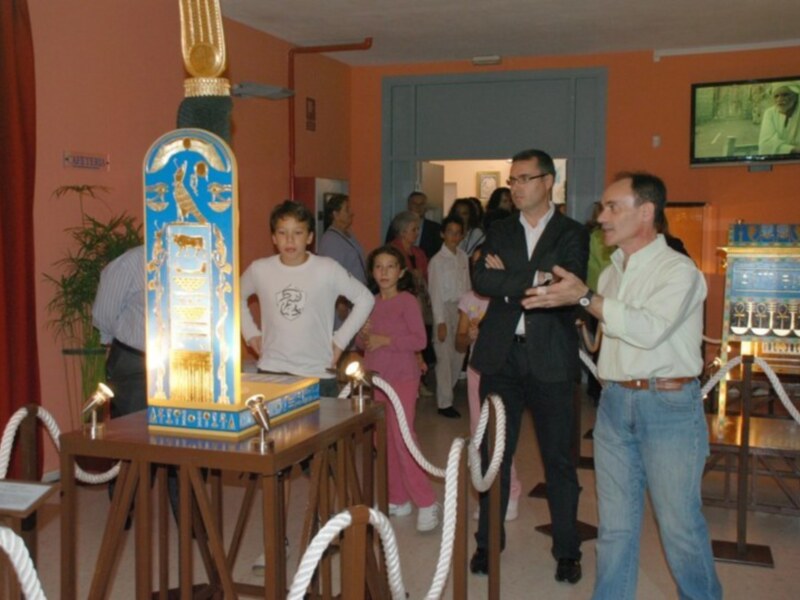 Visita guiada a una exposición de arte egipcio en un museo.