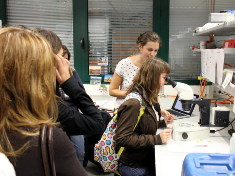 Alumnos de Bachillerato ejercerán mañana de policía científica en el taller Ciencia en la UPO