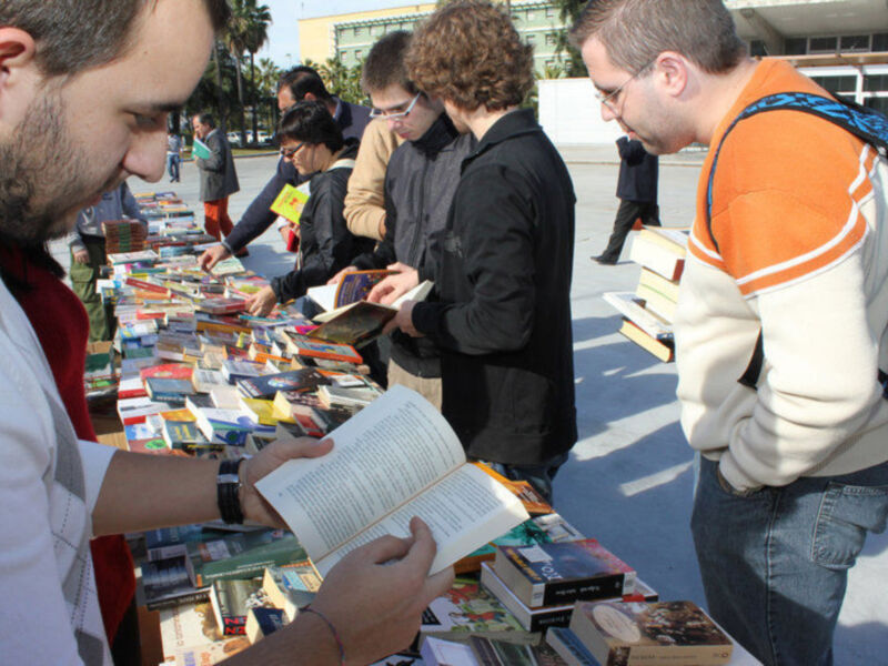 Universitarios intercambian más de 2.000 libros en la III Feria del Trueque de la UPO