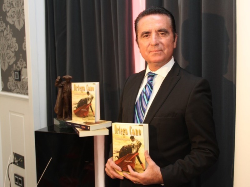 José Ortega presenta en Sevilla su libro biografico