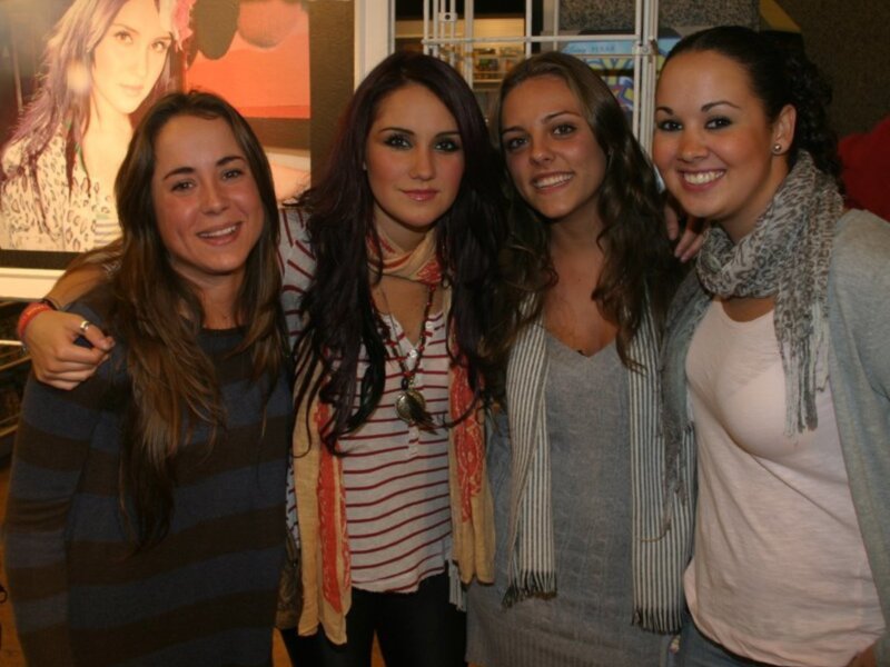 Colas de 24 horas para ver a la cantante ex de Rebelde