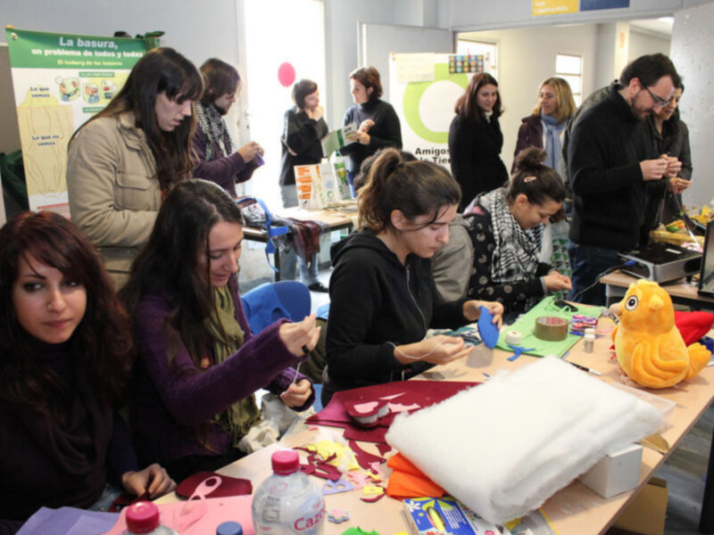 Alta participación universitaria en la campaña Econavidades 2010, por un consumo sostenible durante las fiestas