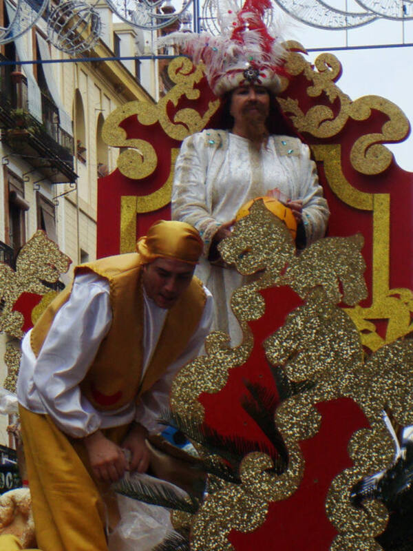 Los Reyes Magos reparten ilusión por las calles de Triana