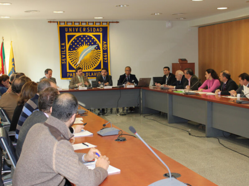 La Facultad de Empresariales de la UPO presenta a los agentes sociales el nuevo grado en Análisis Económico
