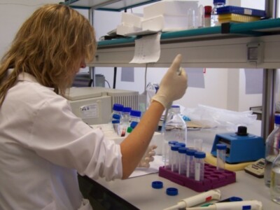 La spin-off de la UPO "Selten Diagnosis" estudia minimizar la biopsia muscular en niños