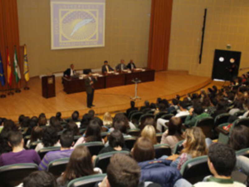 La Facultad de Ciencias Empresariales de la UPO presenta sus grados a más de 300 estudiantes de Bachillerato