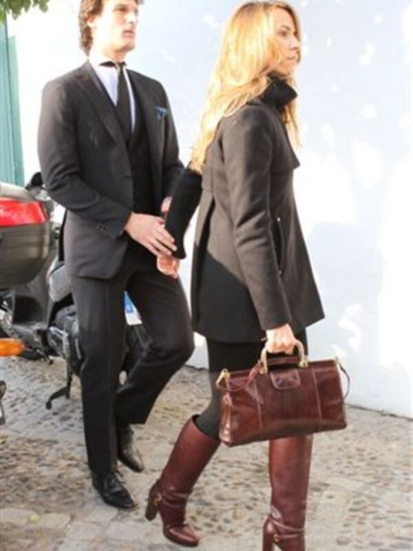 Rafael Medina con su mujer y su hermano Luis asisten a la misa funeral por su tío Luis en el palacio de Pilatos de Sevilla