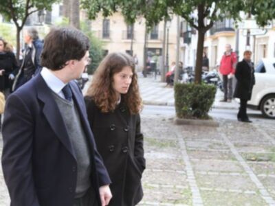 Rafael Medina con su mujer y su hermano Luis asisten a la misa funeral por su tío Luis en el palacio de Pilatos de Sevilla
