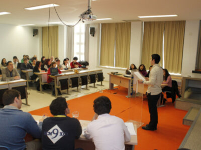 Jóvenes andaluces debaten desde hoy y hasta el domingo en la UPO los pros y contras de la globalización y la seguridad en el torneo de debate "Con Acento"