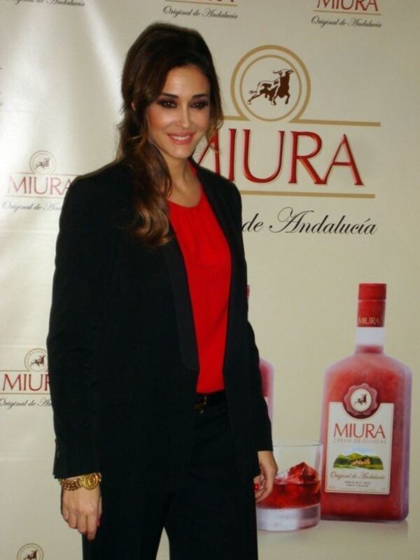 Grupo caballero y Vicky Martín berrocal presentan en Sevilla la renovada gama de licores miura