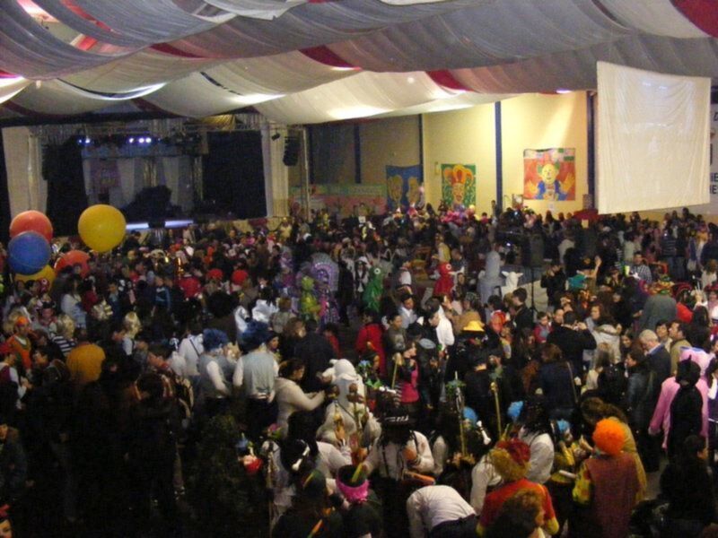 Gines se echó a la calle para disfrutar en masa del Desfile de Carnaval y de la fiesta en el Pabellón