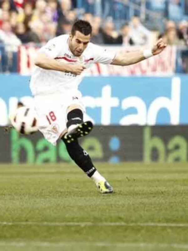 El delantero del Sevilla Álvaro Negredo confía en dar la sorpresa ante el Barça el próximo domingo