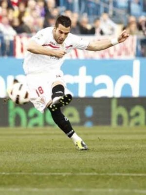 El delantero del Sevilla Álvaro Negredo confía en dar la sorpresa ante el Barça el próximo domingo