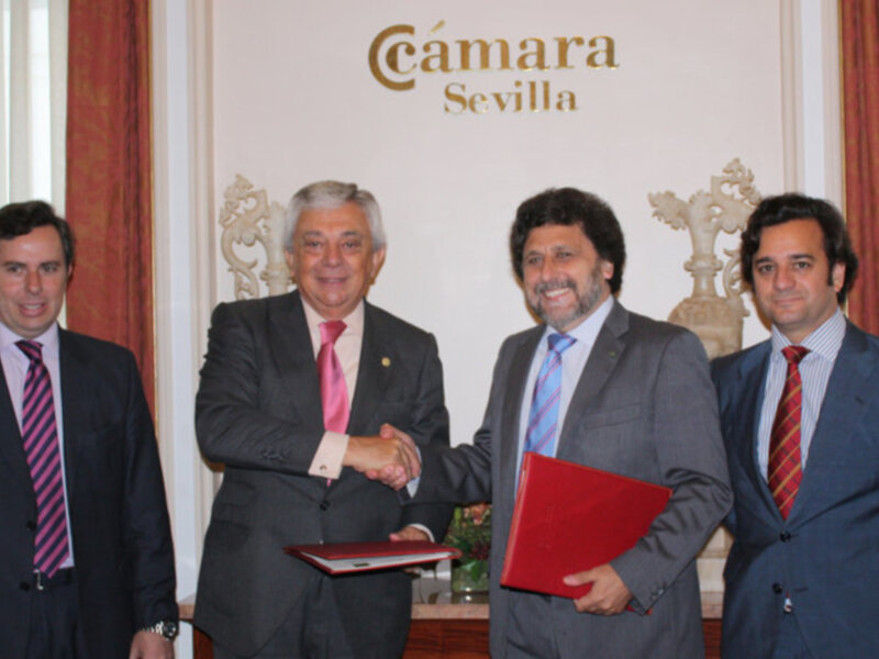 El rector de la Universidad Pablo de Olavide y el presidente de la Cámara de Comercio de Sevilla  firman un convenio para la creación de un vivero de empresas