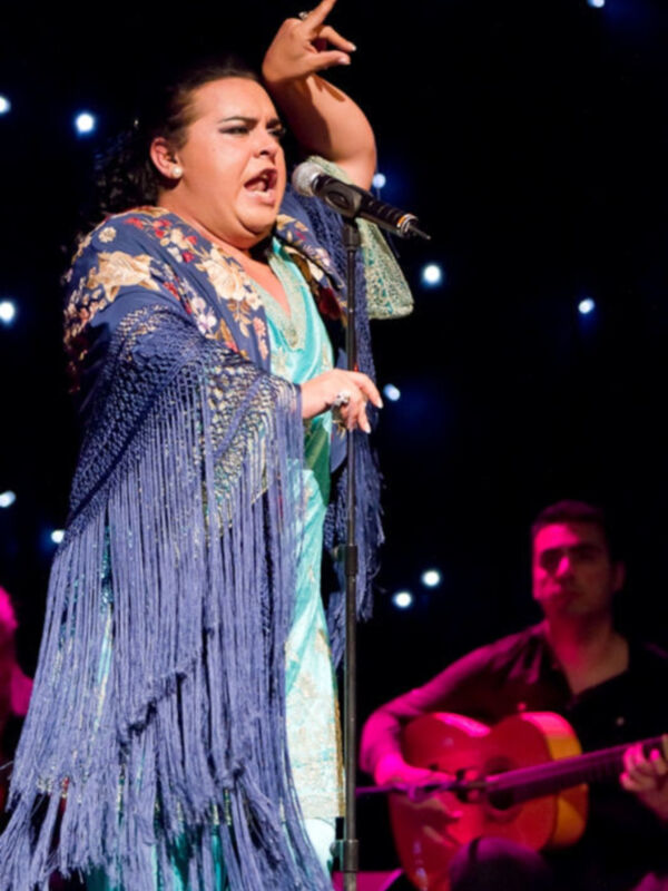 Falete emociona al público en el Teatro Quintero rodeado de amigos y admiradores